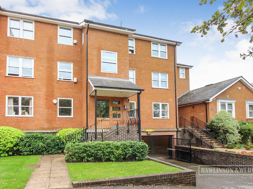 2 bed flat for sale in Palace Road, East Molesey KT8, £