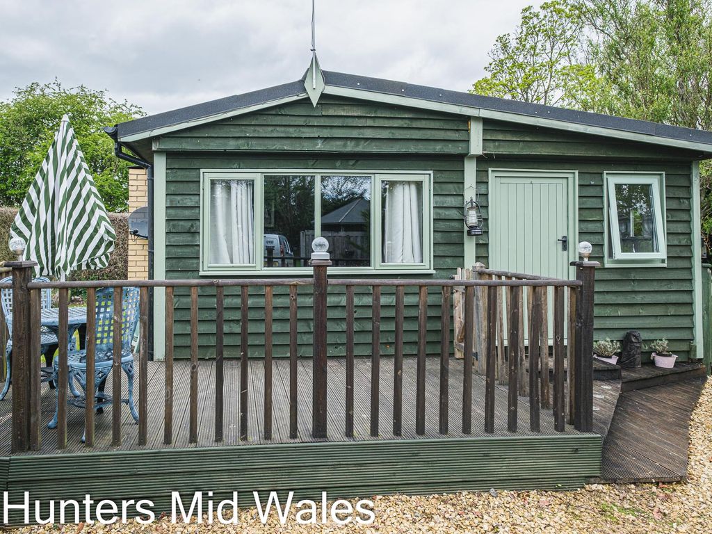 2 bed mobile/park home for sale in Cross Gates, Llandrindod Wells LD1