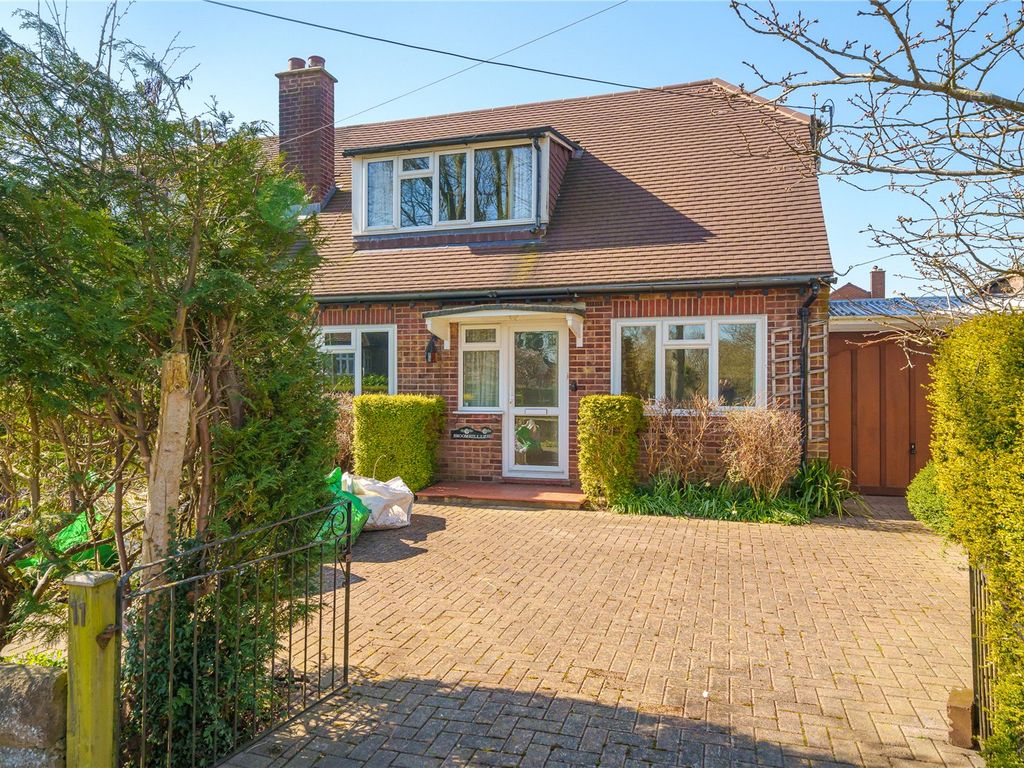 2 bed semidetached house for sale in Mitchell Walk, Amersham HP6, £