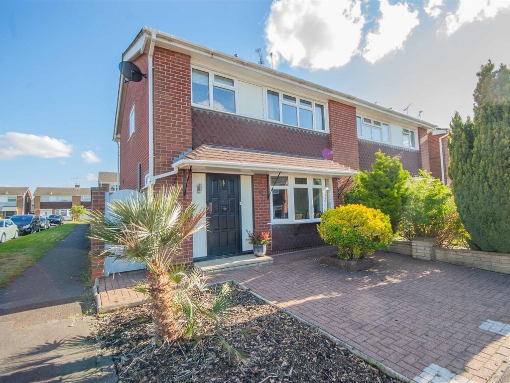 3 bed semidetached house for sale in Meon Close, Chelmsford CM1, £