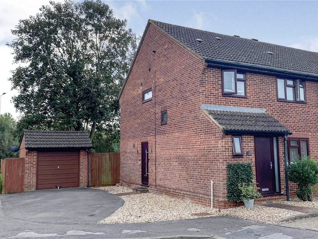 4 bed semidetached house for sale in Mulberry Way, Theale, Reading