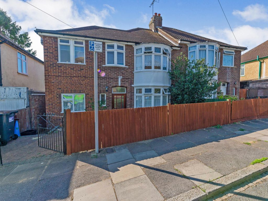 4 bed semidetached house for sale in Milton Road, Luton, Bedfordshire