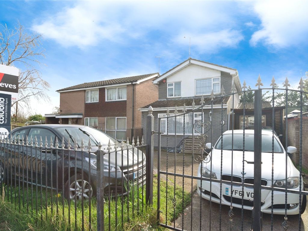 3 bed detached house for sale in Pepys Close, Tilbury, Essex RM18, £
