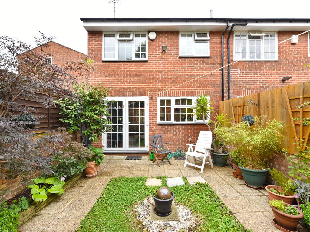 3 bed end terrace house for sale in Park Close, London E9, £800,000