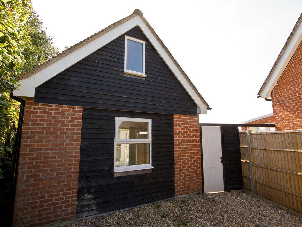 2 bed detached house to rent in Riverside Close, Liss GU33, £1,195 pcm Zoopla