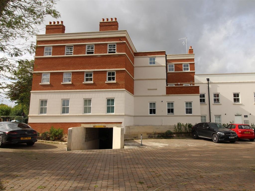 2 bed flat to rent in London Road, Harlow CM17, £1,350 pcm Zoopla