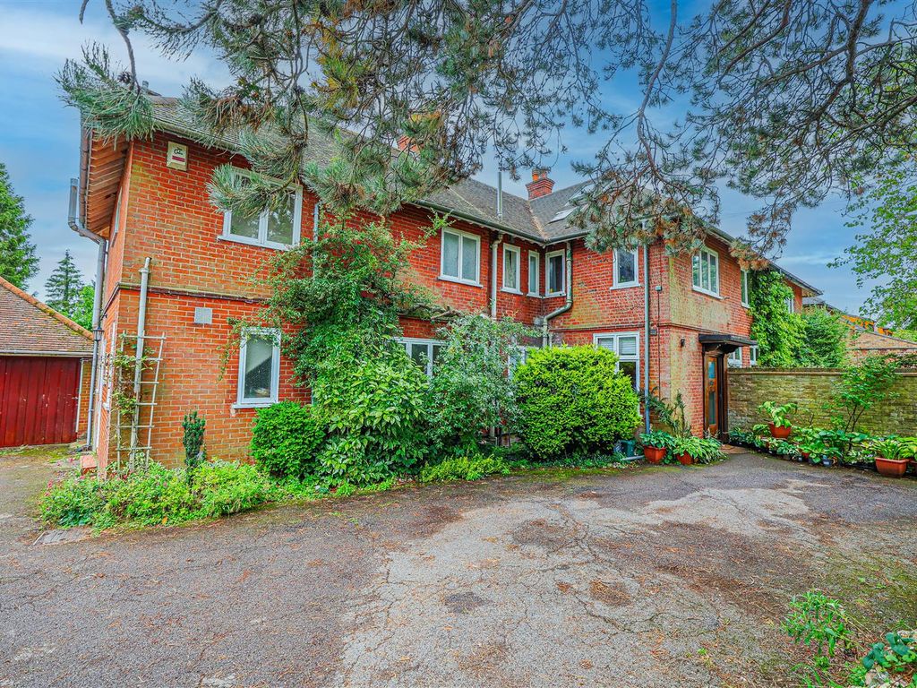 4 bed property for sale in Chipperfield Road, Kings Langley WD4, £