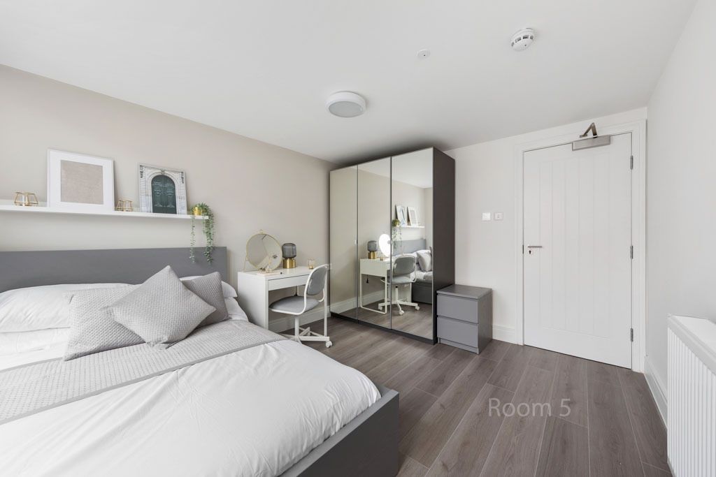 Room to rent in Flint Close, London E15, £1,300 pcm Zoopla