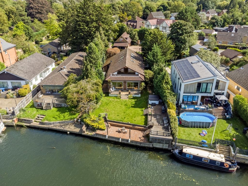 7 bed detached house to rent in Old Ferry Drive, Wraysbury, Staines