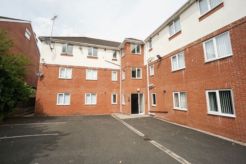 2 bed flat to rent in Chorley Old Road, Bolton BL1, £795 pcm Zoopla