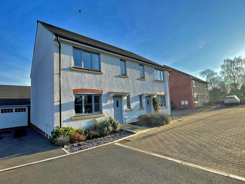 3 bed semidetached house for sale in Boundary Close, Kingswood, Wotton