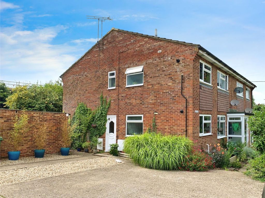2 bed for sale in Aston Close, Pangbourne, Reading