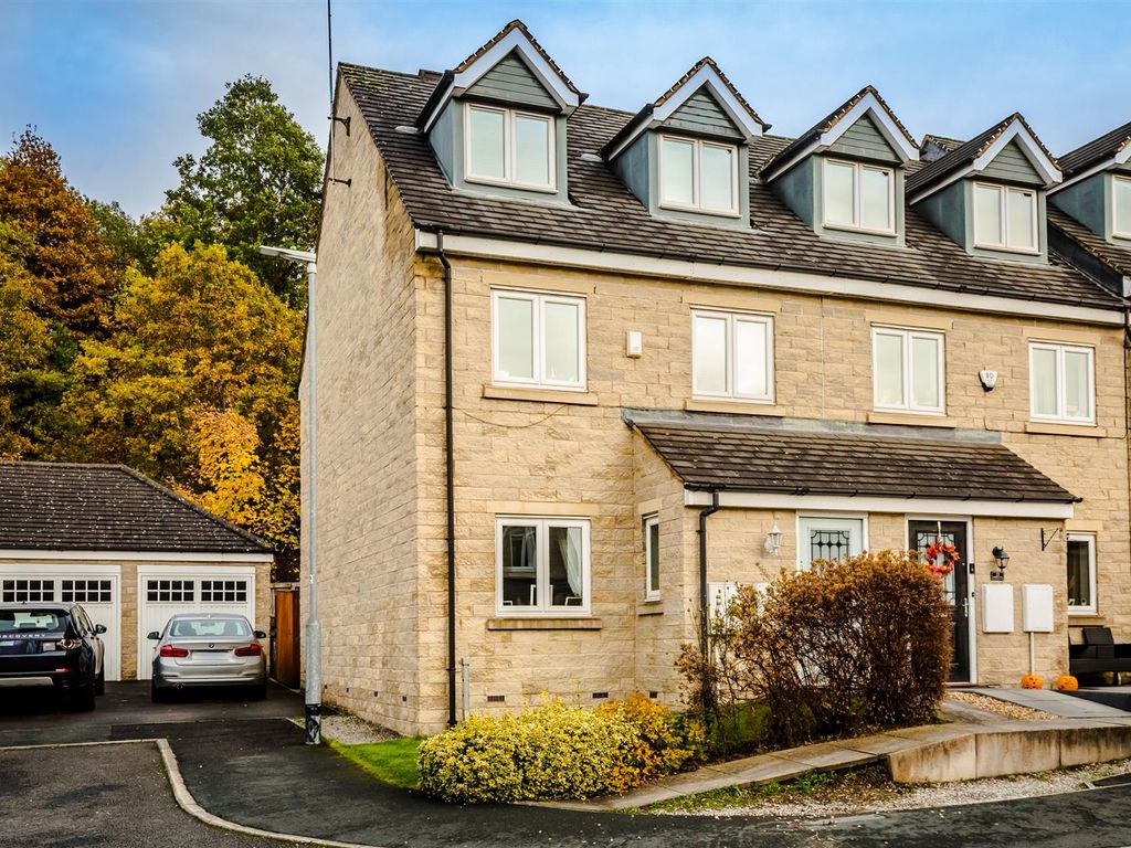 4 bed town house for sale in Bobbin Close, Bailiff Bridge, Brighouse