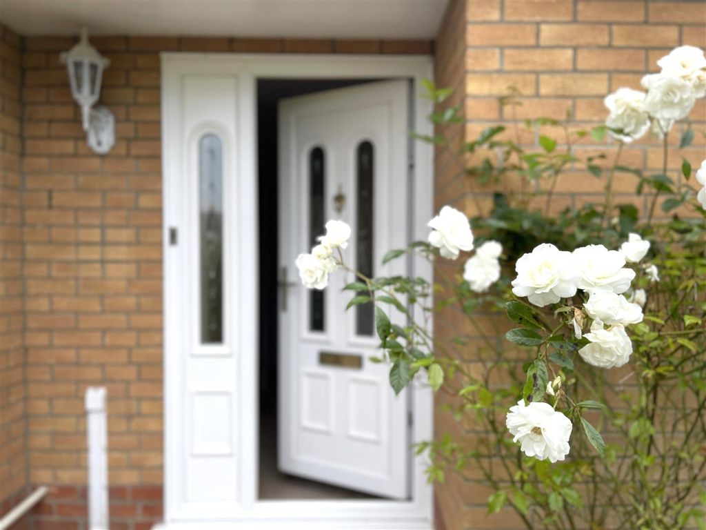 3 bed detached bungalow for sale in Howley Gardens, Lowestoft NR32, £