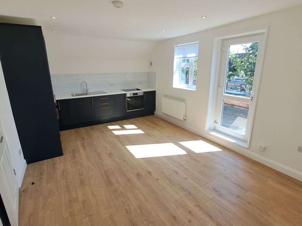 2 bed flat to rent in West Street, Fareham PO16, £950 pcm Zoopla