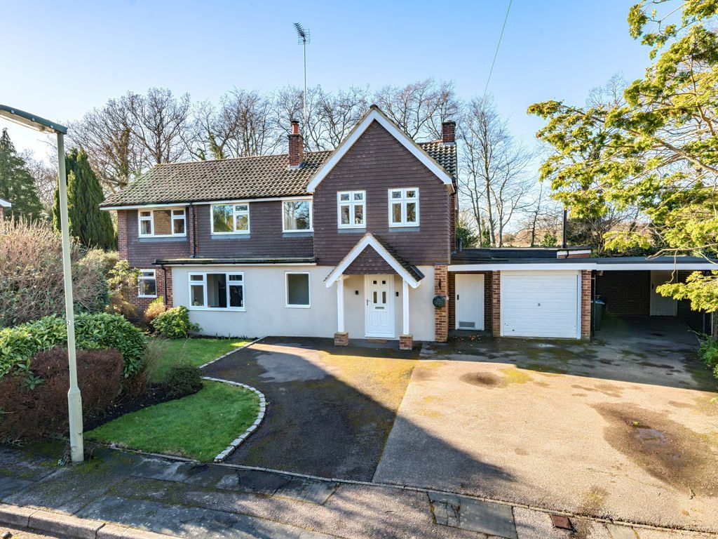 4 bed detached house for sale in Dartnell Place, West Byfleet KT14, £