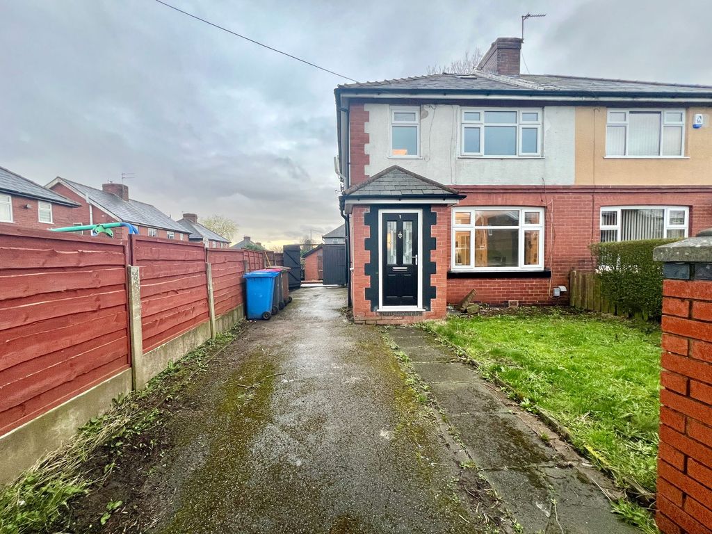 3 bed semidetached house for sale in Hillside Avenue, Worsley M28, £