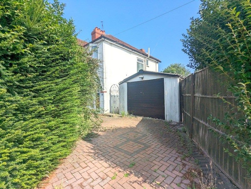 3 bed semidetached house for sale in Richmond Avenue, Bedfont TW14, £