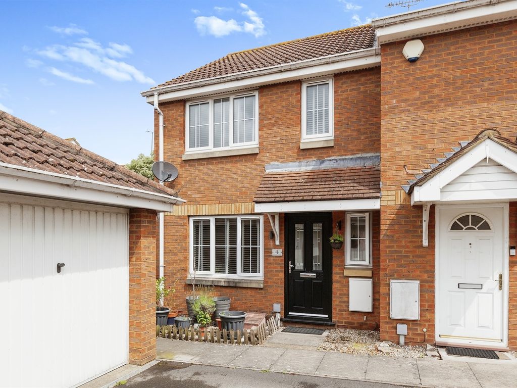 3 bed end terrace house for sale in Formby Close, Langley, Slough SL3