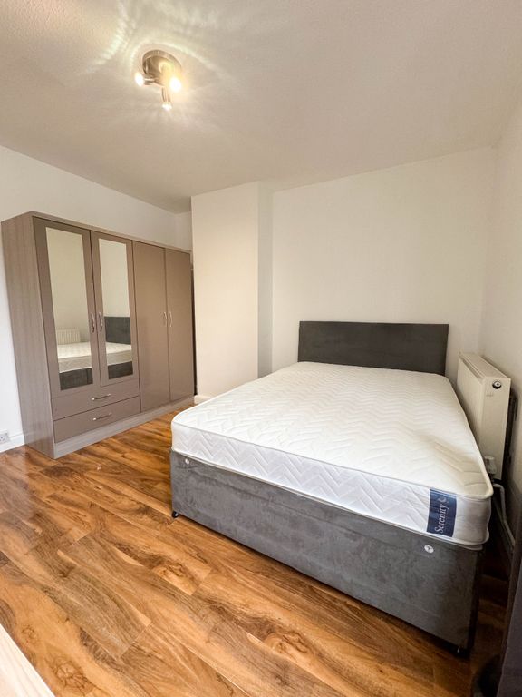 2 bed shared to rent in Fenner Square, London SW11, £
