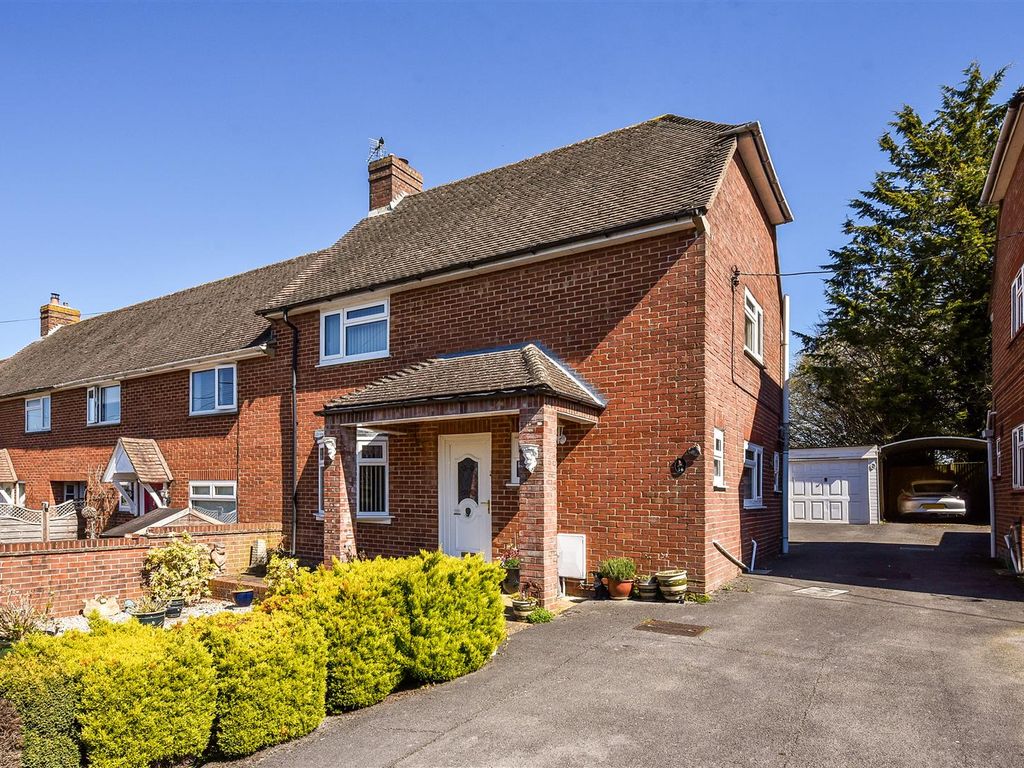 3 bed end terrace house for sale in Crawts Road, Overton, Basingstoke