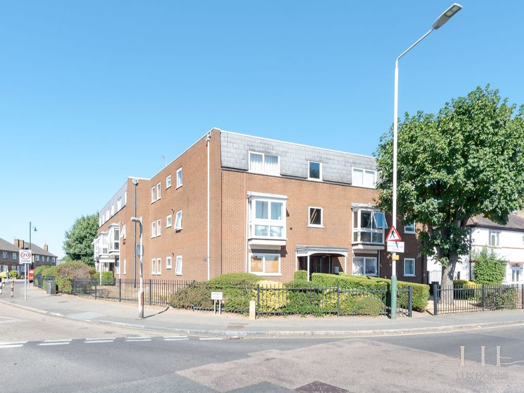 2 bed flat for sale in Station Road, Gidea Park, Romford RM2 Zoopla