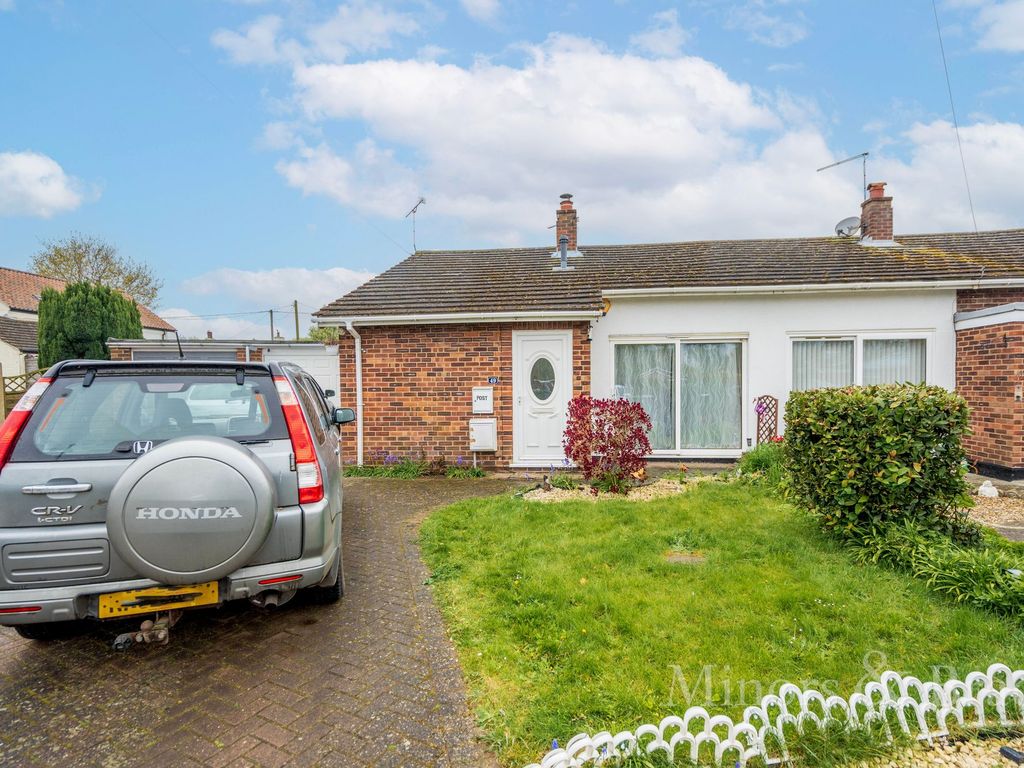 2 bed semidetached bungalow to rent in Rosemary Road, Blofield NR13, £