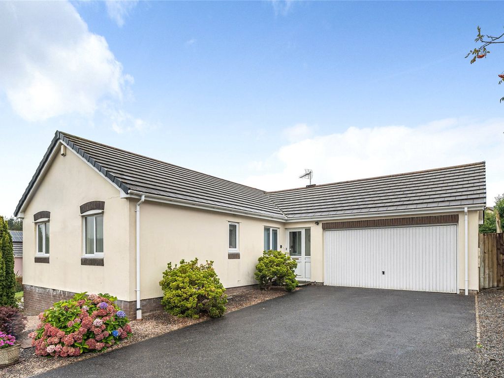 3 bed bungalow for sale in Fern Close, Okehampton, Devon EX20, £375,000