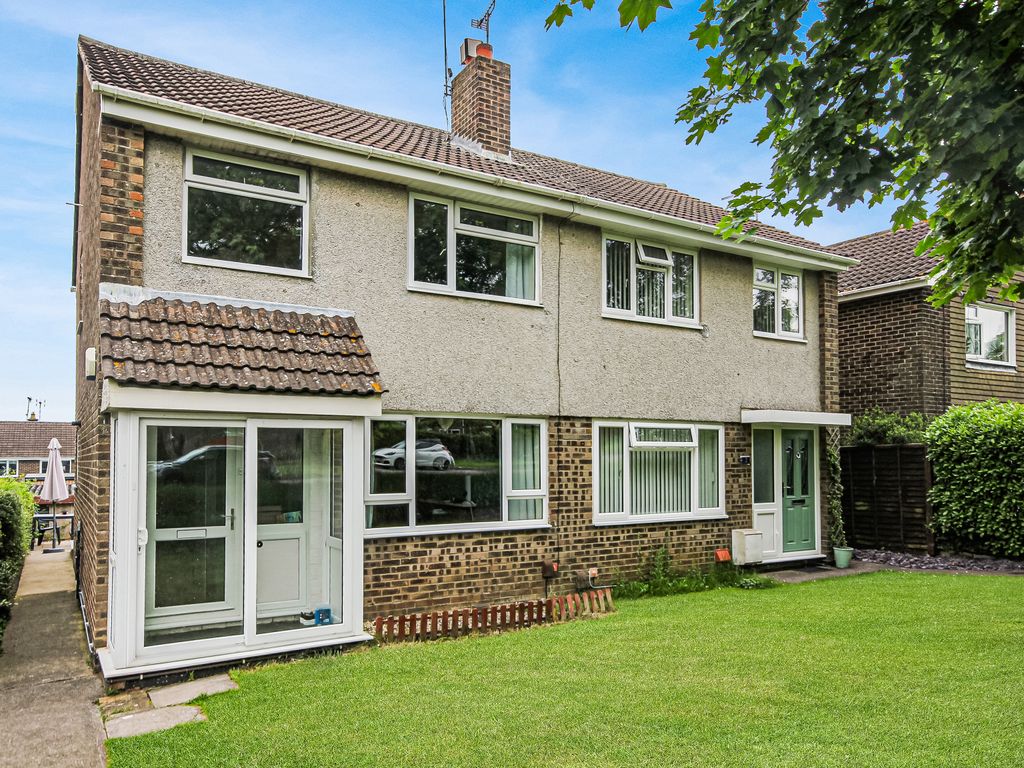 3 bed semidetached house to rent in Dyrham Close, Thornbury, Bristol