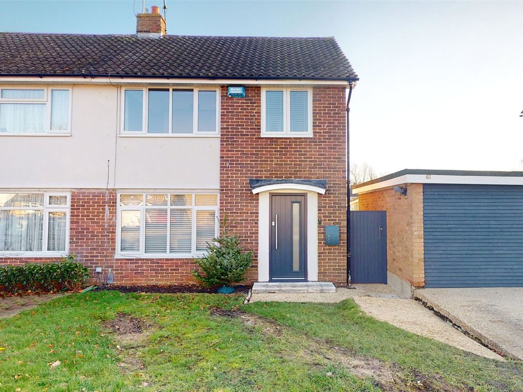 3 bed semidetached house for sale in Sparrows Herne, Kingswood