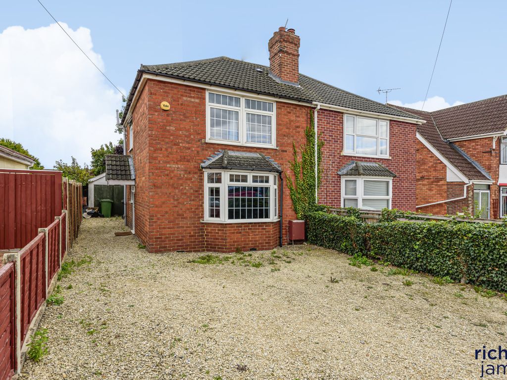 3 bed semidetached house for sale in Swindon Road, Stratton, Swindon