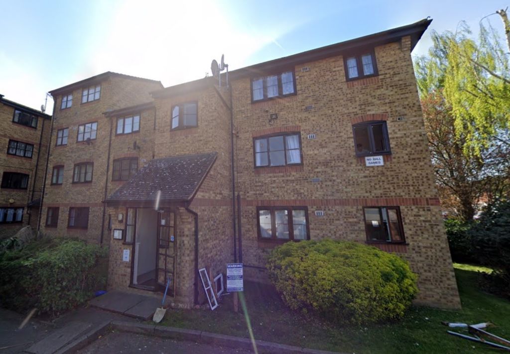 1 bed flat to rent in Crest Avenue, Grays RM17 Zoopla