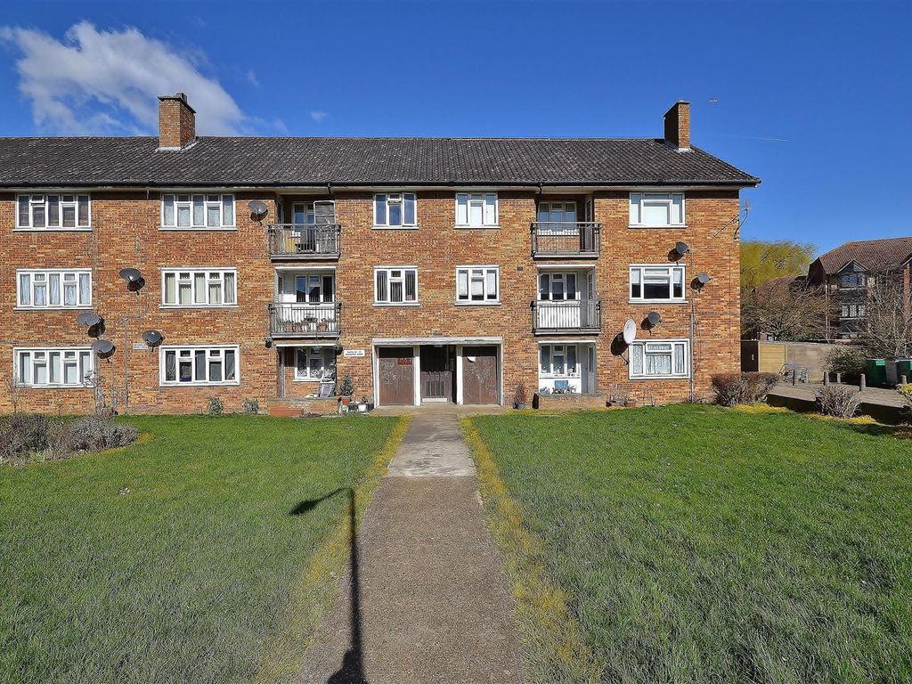 3 bed flat to rent in Heathcote Avenue, Clayhall, Ilford IG5 Zoopla