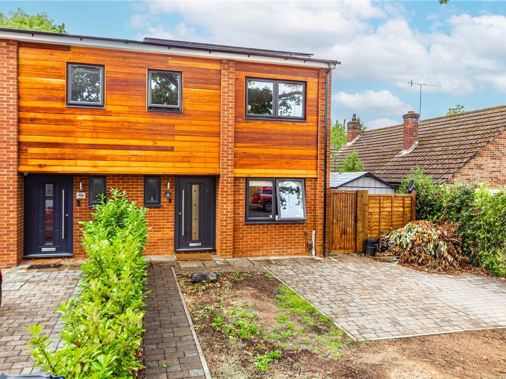 3 bed end terrace house for sale in Moss Side, Bricket Wood, St. Albans
