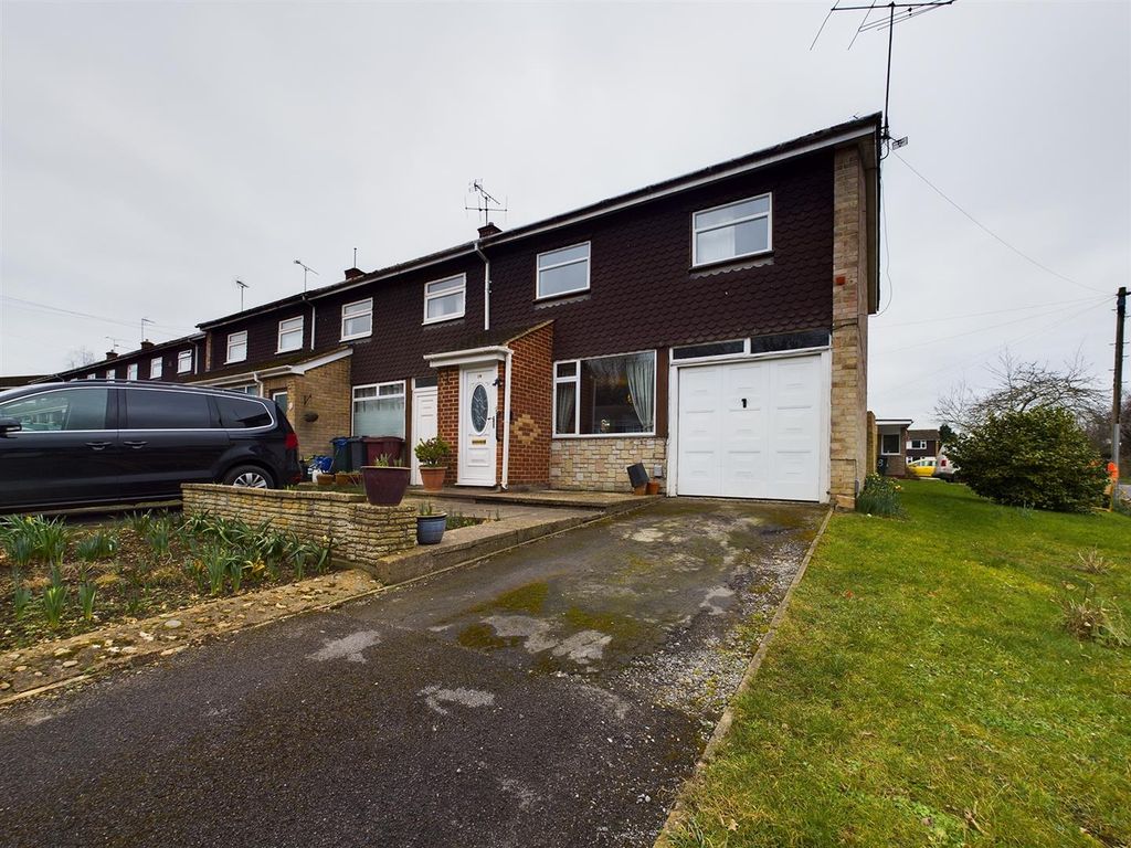 3 bed end terrace house for sale in Ogmore Close, Tilehurst, Reading