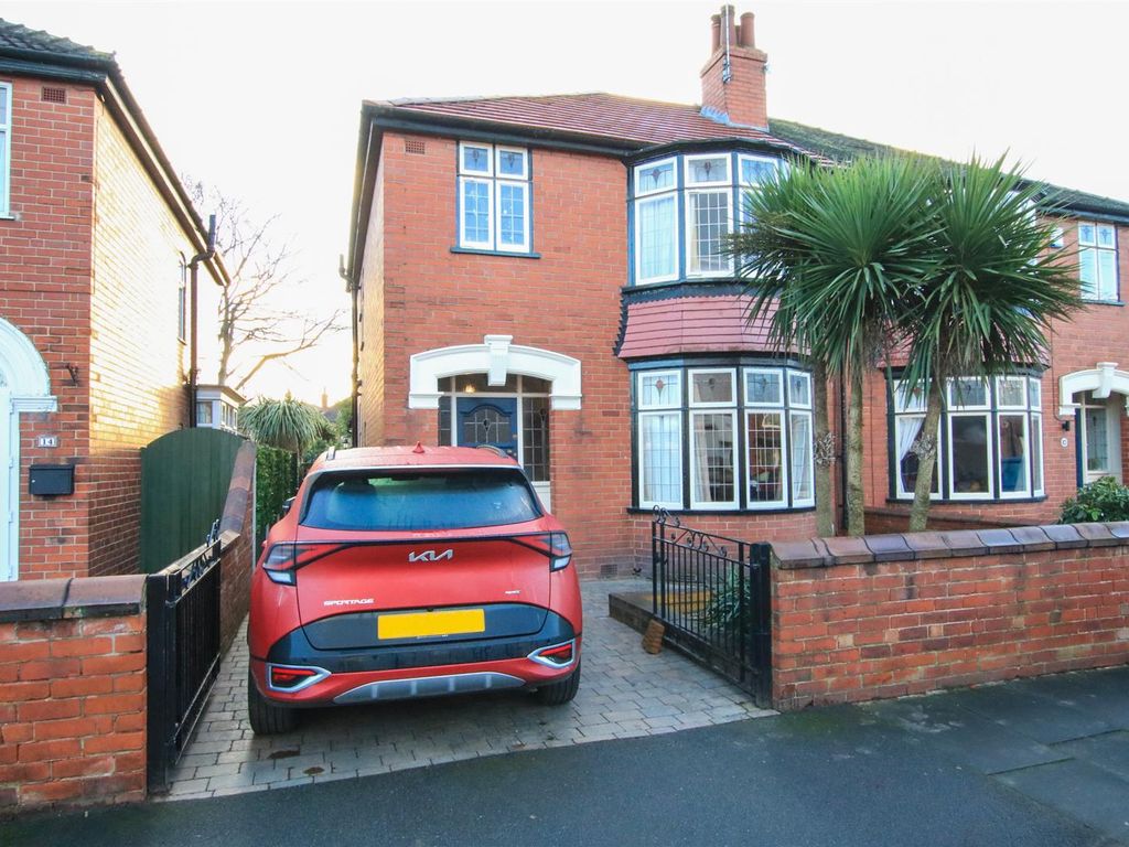 3 bed semidetached house for sale in Alderson Drive, Doncaster DN2, £