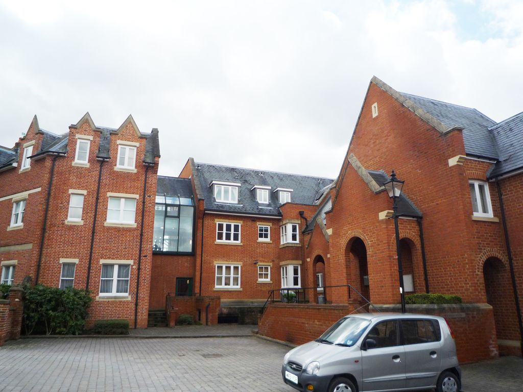 2 bed flat to rent in Longbourn, Windsor SL4 Zoopla