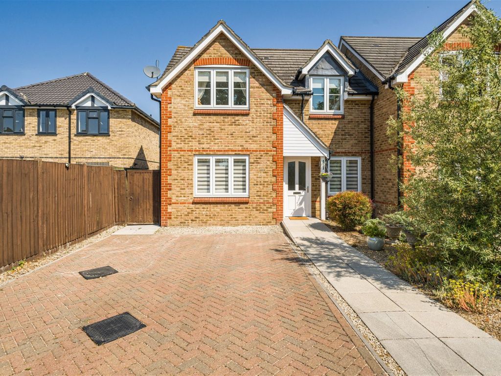 4 bed semidetached house for sale in Fieldhurst Close, Addlestone KT15