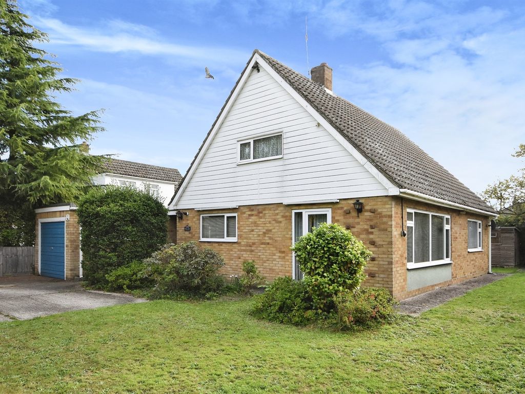2 bed detached bungalow for sale in Birches Walk, Galleywood