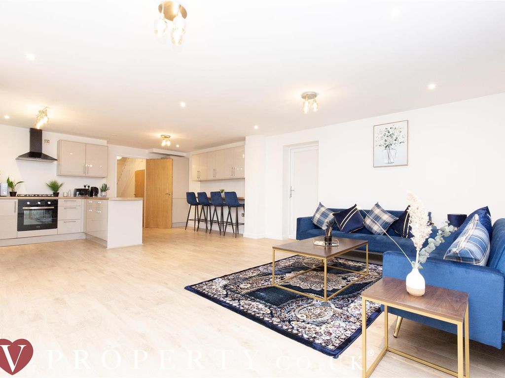 4 bed end terrace house for sale in St. Catherines Close, Birmingham