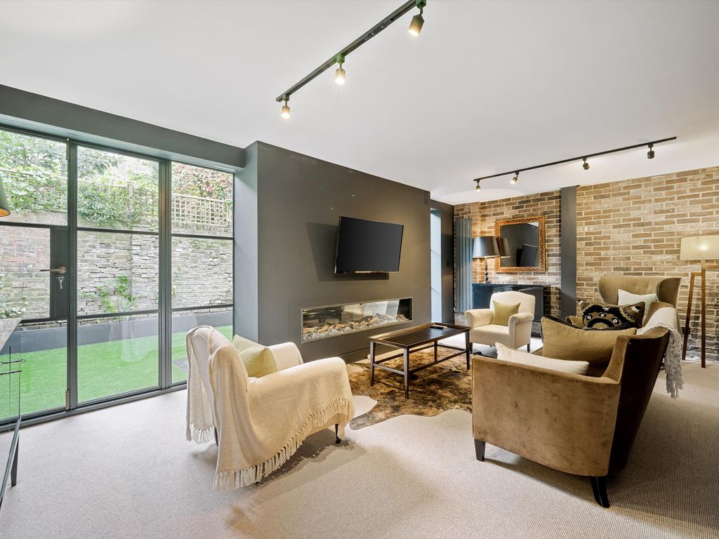 3 bed terraced house to rent in Addison Place, Notting Hill, London W11