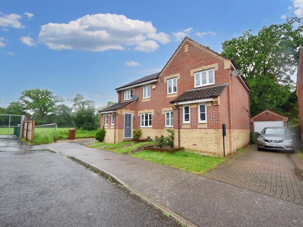 3 bed semidetached house for sale in Admirals Way, Hethersett, Norwich