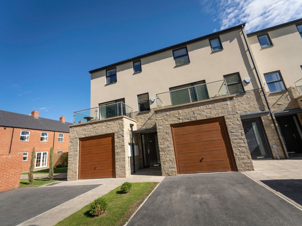 Park Meadow Lane, Stonebridge Lane, Leeds LS12  