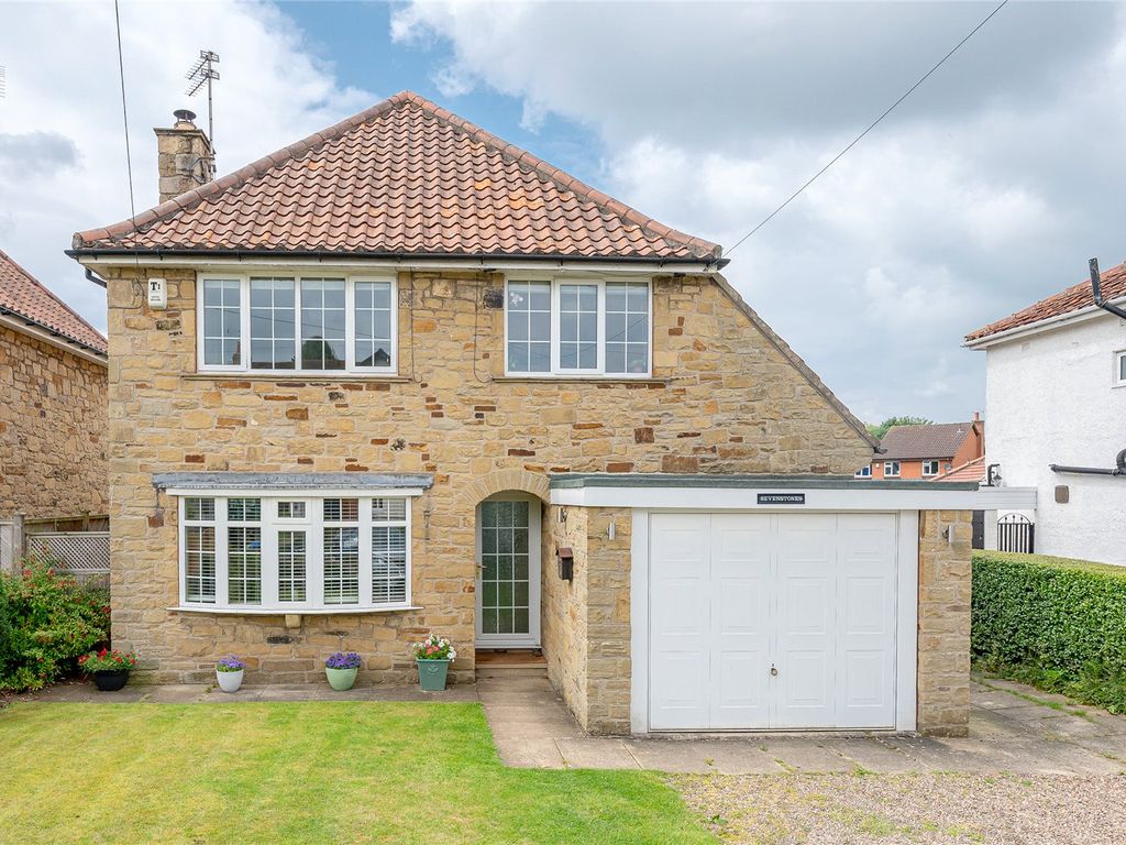 4 bed country house for sale in The Avenue, Collingham LS22, £595,000