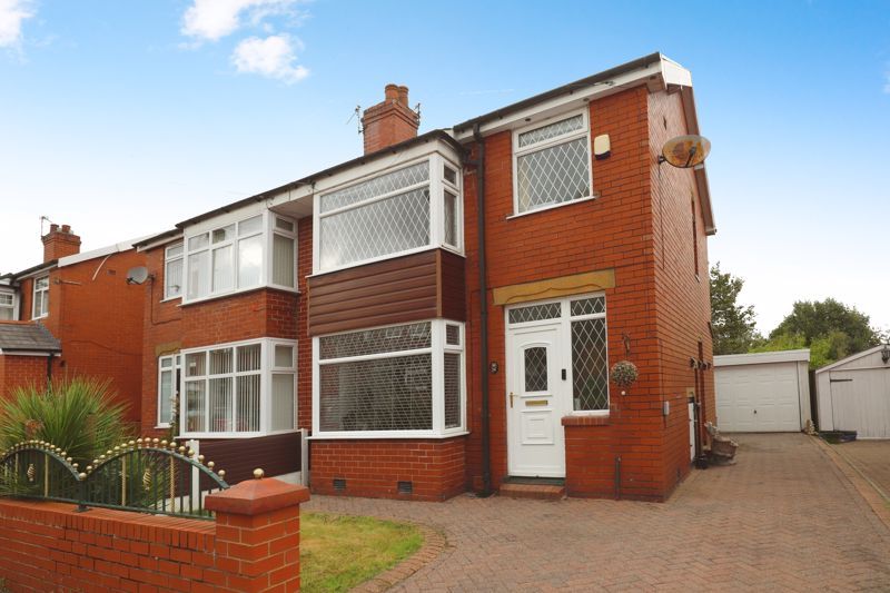 3 bed semidetached house for sale in Avenue, Bury BL8, £