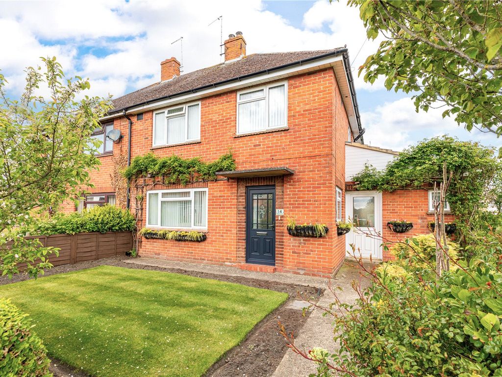 3 bed semidetached house for sale in Pines Road, Devizes, Wiltshire