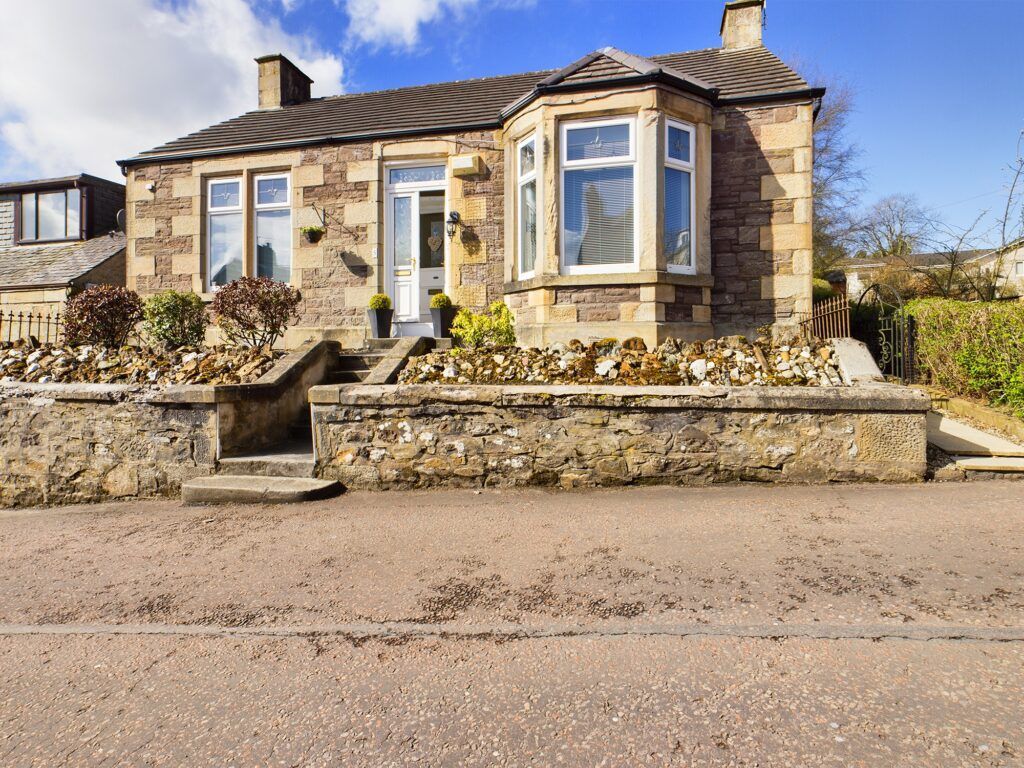 4 bed country house for sale in Beechwood Crescent, Lesmahagow, Lanark