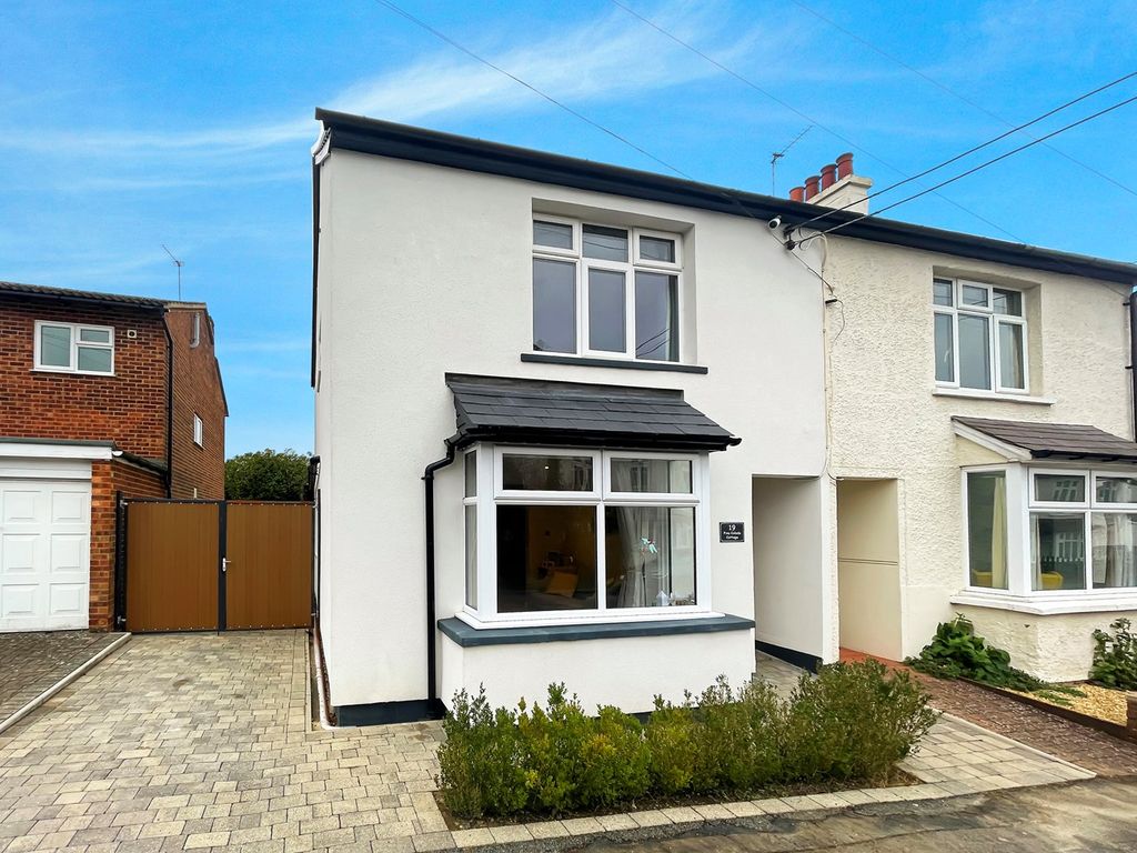 3 bed semidetached house for sale in Pineapple Road, Amersham HP7, £