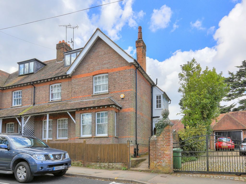 5 bed detached house to rent in West Common, Harpenden, Hertfordshire