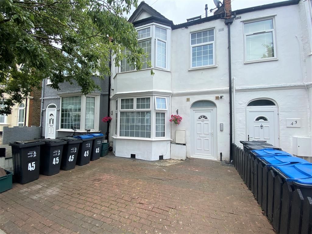 1 bed flat to rent in Park Avenue, Mitcham CR4, £1,350 pcm Zoopla